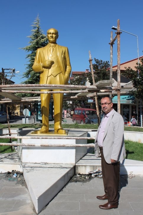 Atatürk Anıtı Altın Sarısına Boyandı